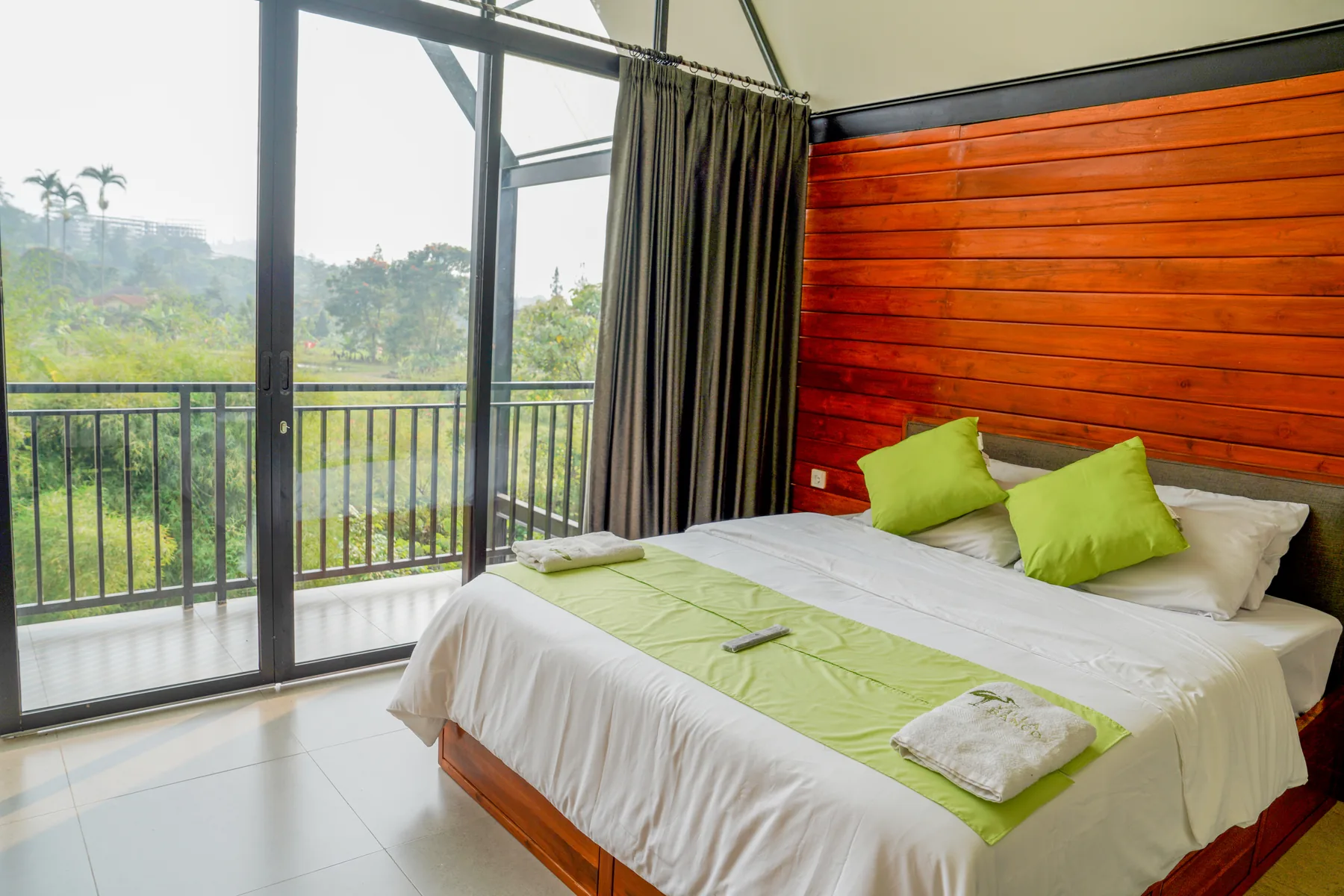Kamar Cabin dengan bukaan lebar ke arah pepohonan