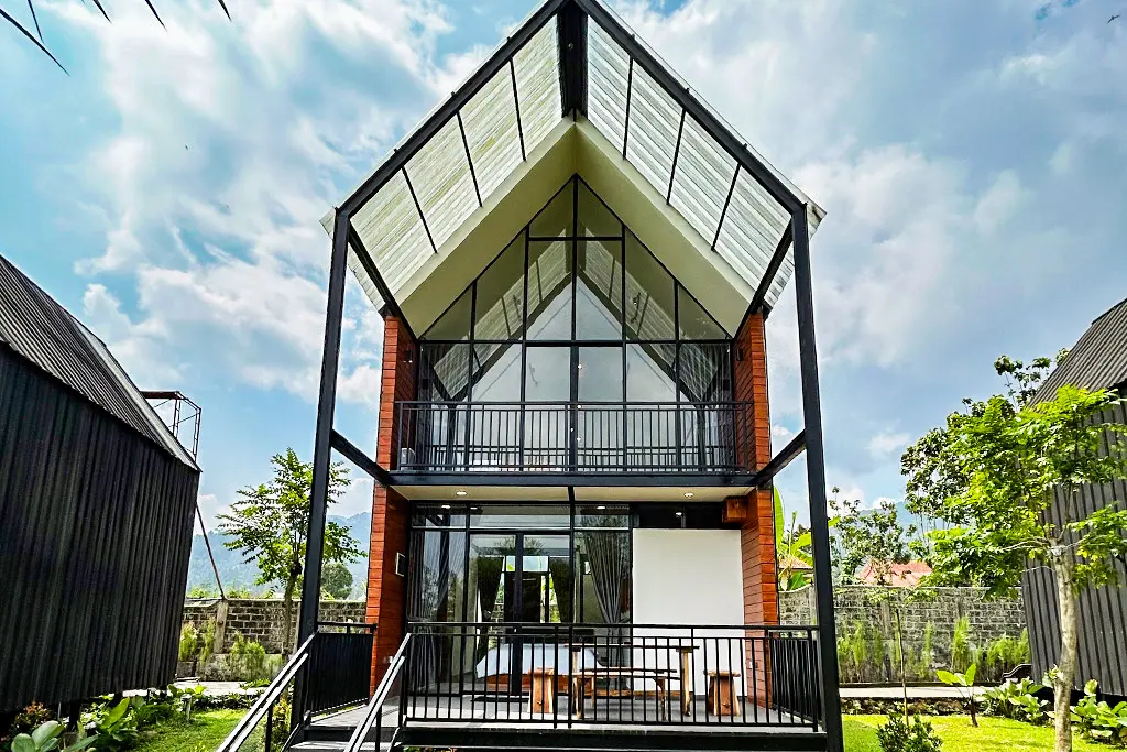 Cabin di antara taman, bambu, dan langit Puncak