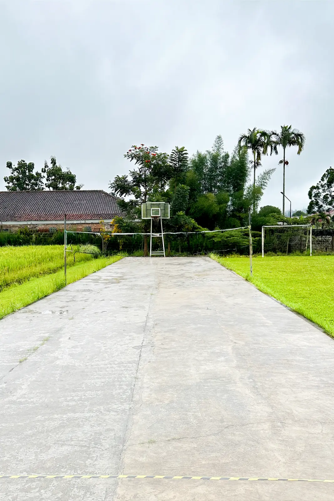 Lapangan luas dan pepohonan Villa Bango