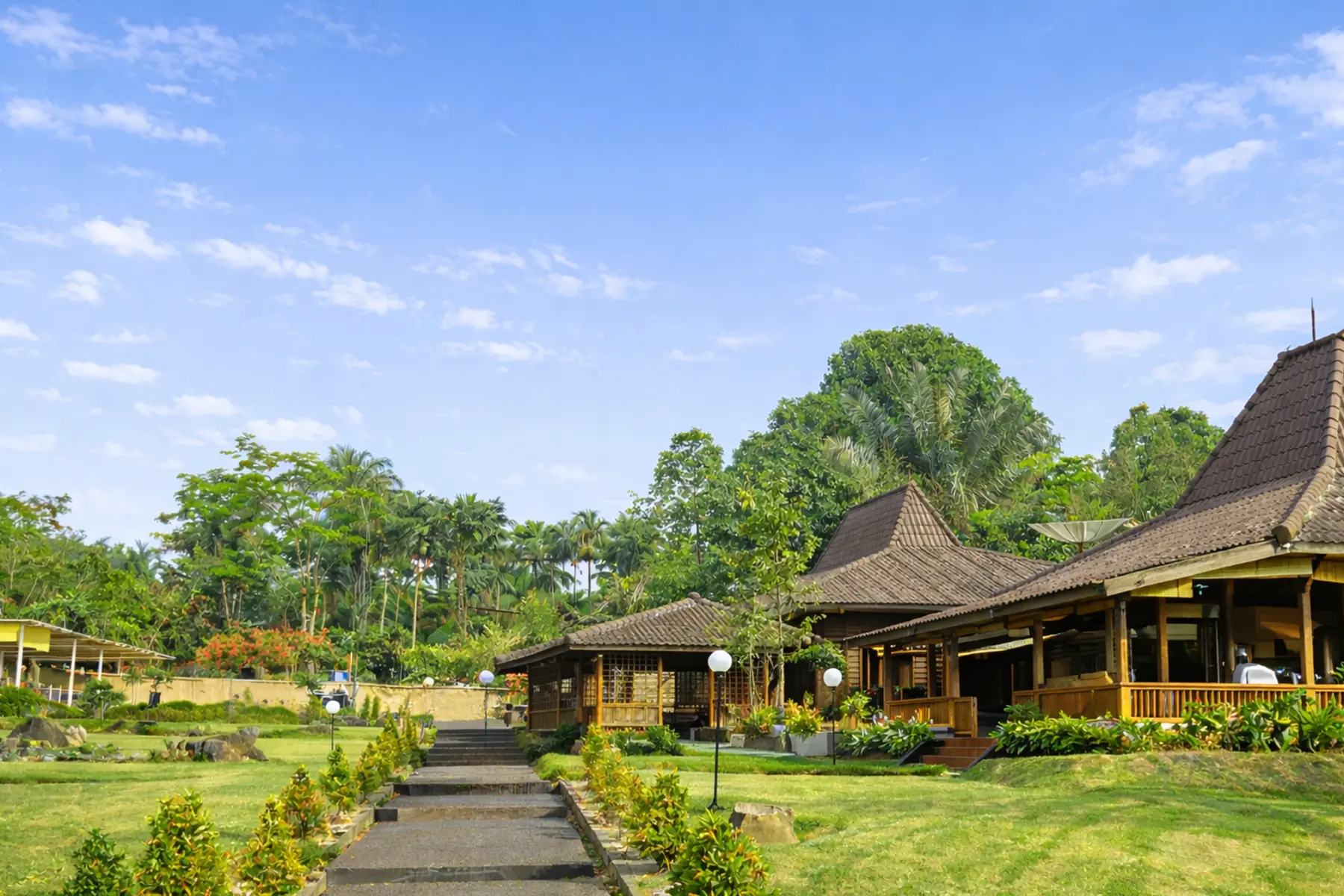 Pendopo dan taman hijau Villa Bango di Cilember, Puncak