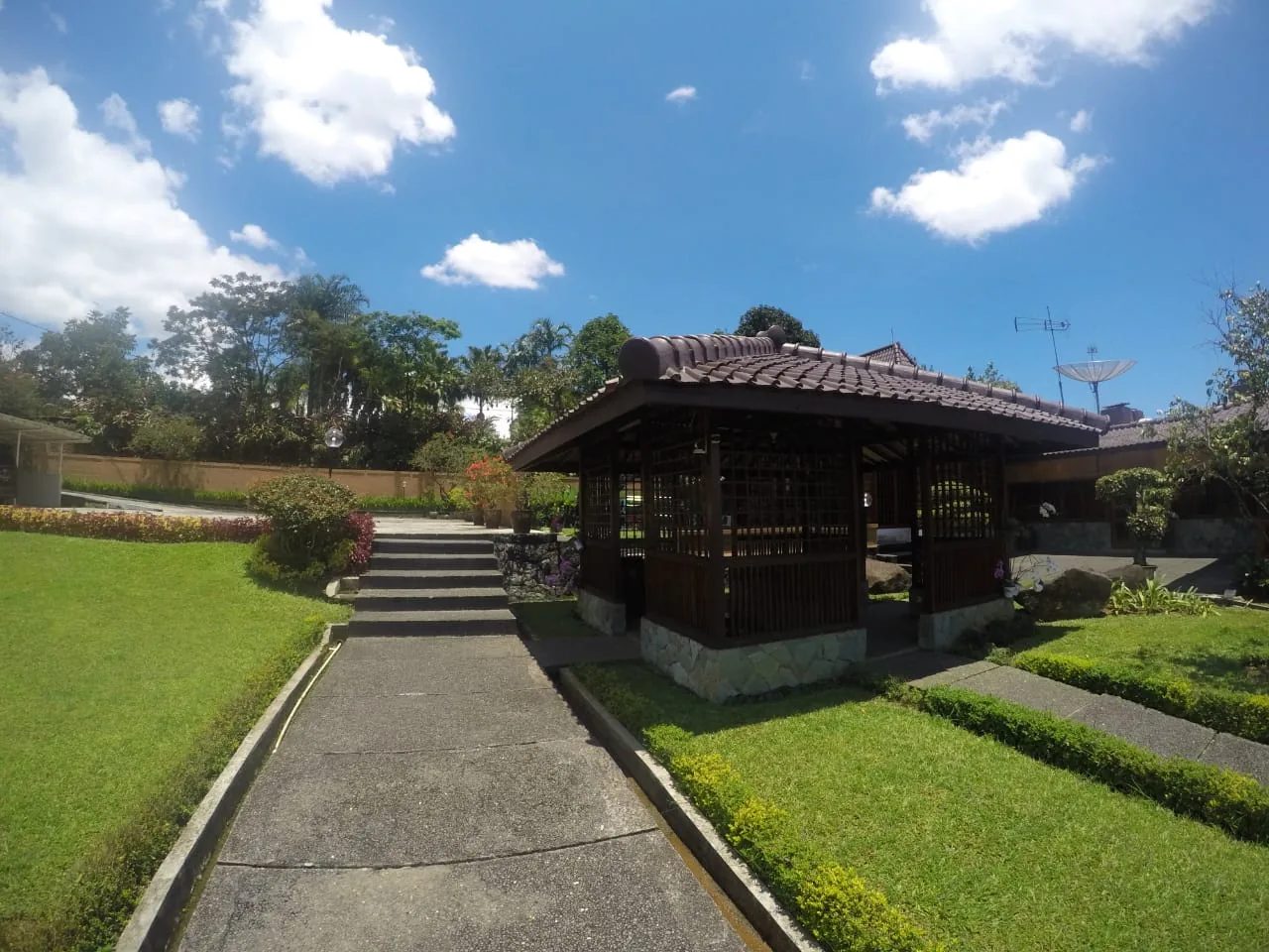 Jalur taman menuju gazebo di antara pepohonan