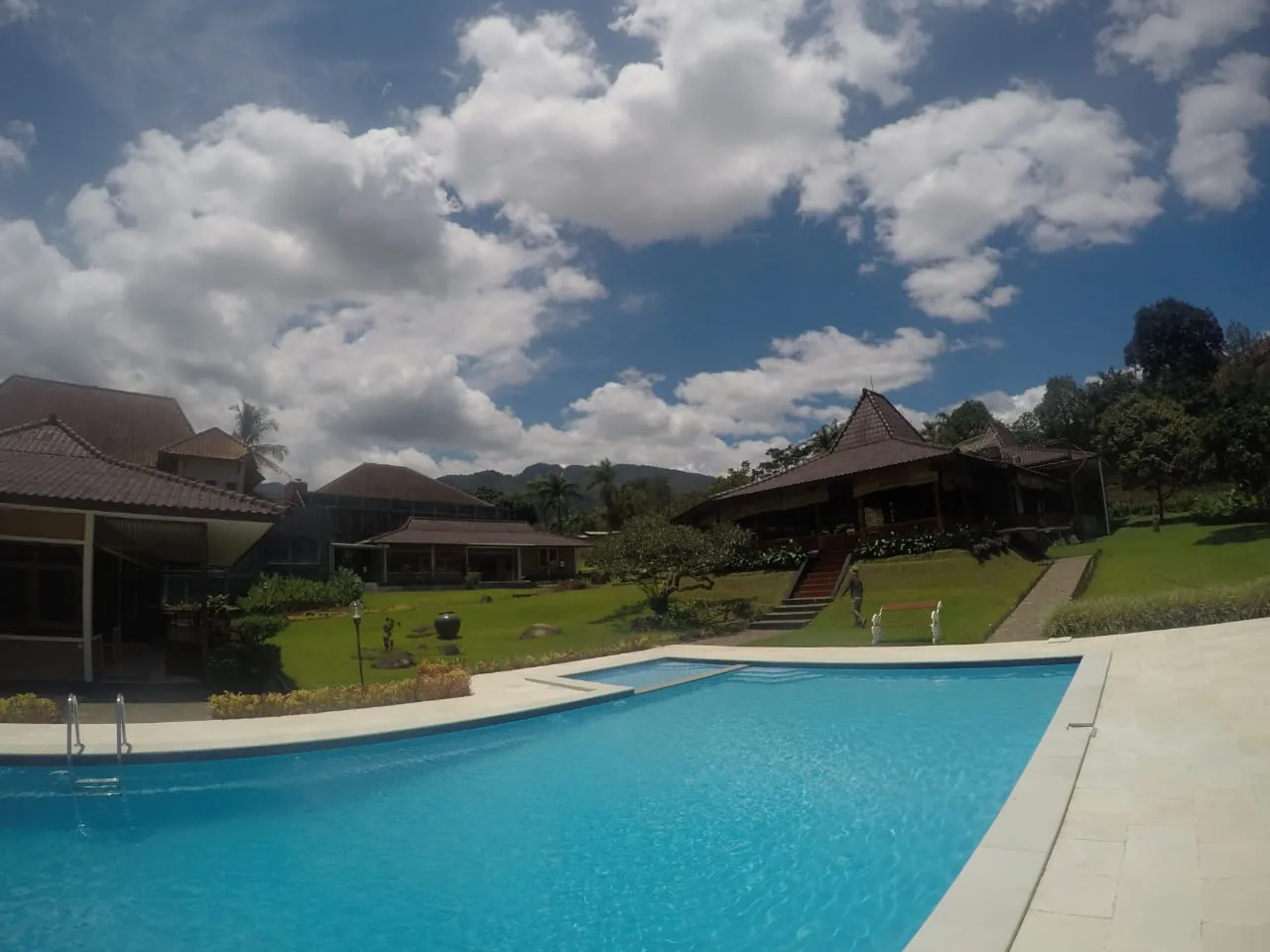 Kolam renang pribadi dan kawasan Villa Bango